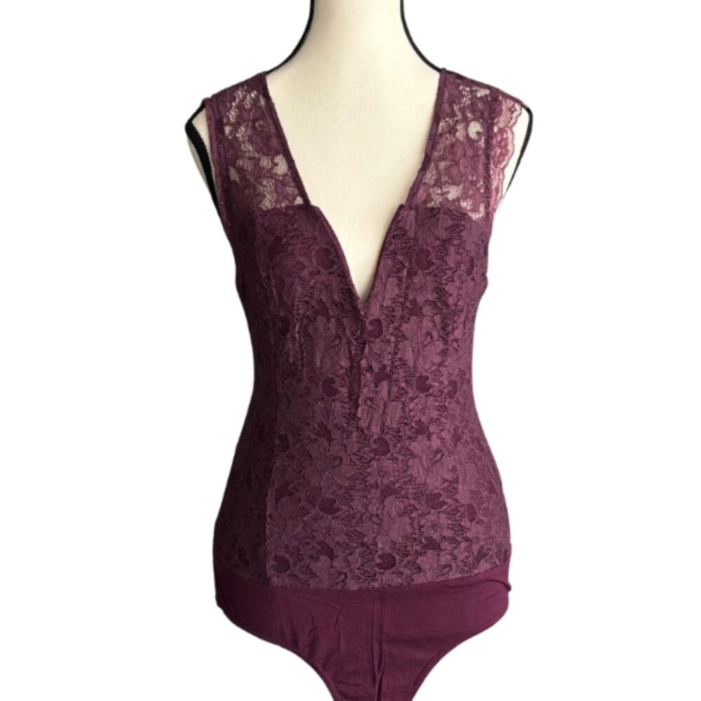 LE CHATEAU WINE COLOR LACE WIRED BODYSUIT, SZ. M
